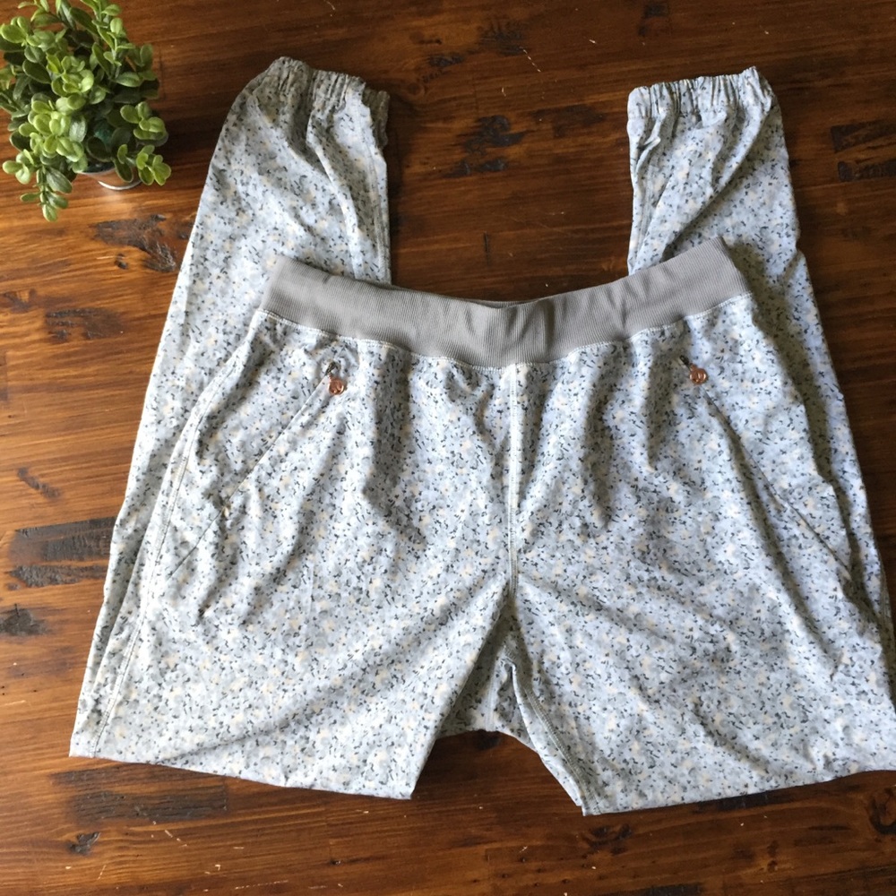 Lululemon grey floral jogger pants size 8